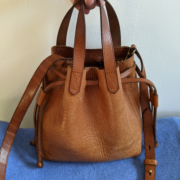 Madewell Handbags - Madewell Tan Leather bucket bag, small crossbody